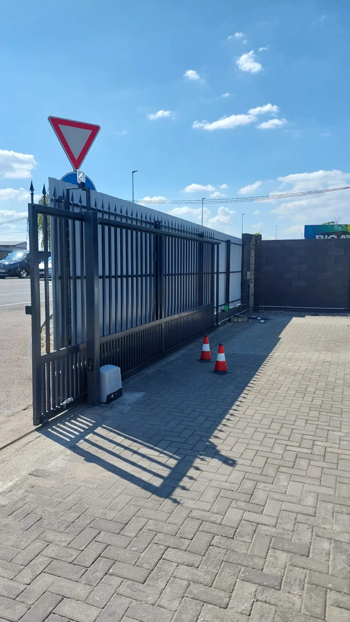 Oplotenie a vstup autobazáru – pohľad 2